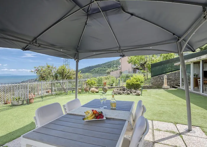 Le Palme-pool, Garden, Terrace & Sea View Вилла Специя